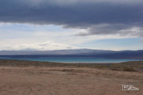 As águas azuis do lago Cardiel, no caminho para El Chaltén, na patagônia argentina